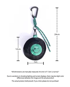 Dettaglio mini borsa portamonete a forma di cappello con misure e moschettone