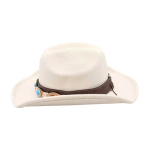 Détail d'un chapeau de cowboy crème avec bande en cuir marron et pierres turquoise