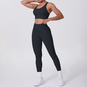 Détail du legging de yoga noir taille haute et du soutien-gorge de sport sur mannequin