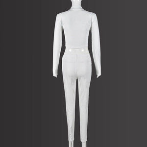 Dettaglio della trama del tessuto a coste e del design aderente del set bianco a due pezzi