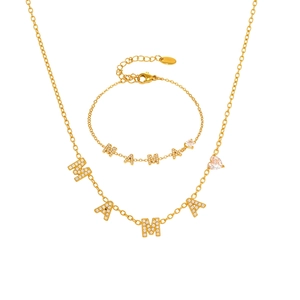 Parure collier et bracelet MAMA dorés avec zircons et pierres en cœur sur fond blanc