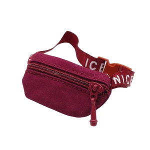 Détail d'un mini sac banane en toile bordeaux avec fermeture éclair et sangle à boucle