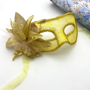 Masque de mascarade vénitien doré en dentelle avec grande fleur et rubans en soie