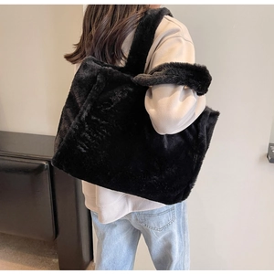 Détail montrant la texture douce et la grande capacité du sac cabas noir en peluche