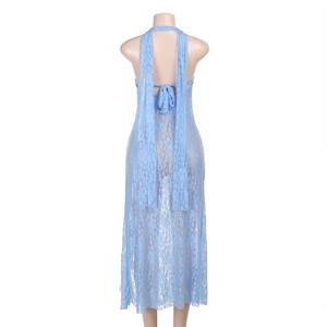 Dettaglio della schiena in pizzo azzurro di questo vestito lungo sexy trasparente