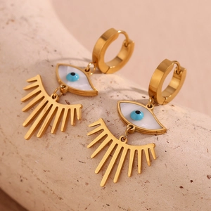 Détails macro des boucles d'oreilles en acier inoxydable plaqué or 18K avec œil de nacre