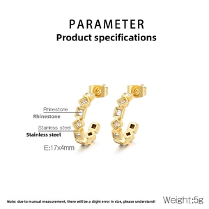 Vue détaillée des boucles d'oreilles en C plaqué or 18 carats 17x4mm avec strass