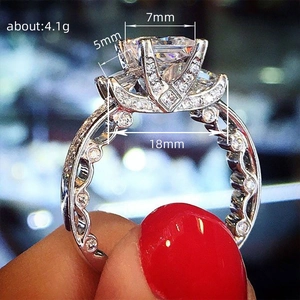 Eleganter silberfarbener 7mm Solitärring mit Mikropavé-Diamanten und Wellenfassung
