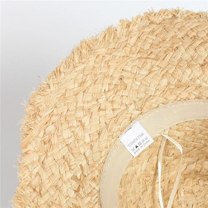 Détail intérieur d'un chapeau en paille de raphia avec bandeau de confort et étiquette