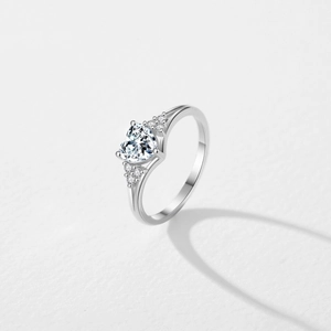 Elegant S925 sterling silver ring with heart-shaped zircon and side diamond accents
