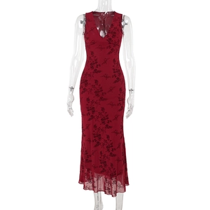 Détail d'une robe longue sans manches rouge foncé à imprimé floral et col en V