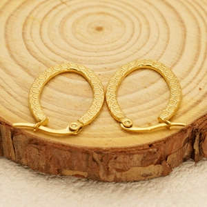 Détail de boucles d'oreilles en U plaqué or 18k en acier avec texture martelée fine