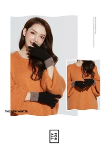 Dettaglio di guanti touch in maglia nero e grigio con spessa fodera in pile per l'inverno
