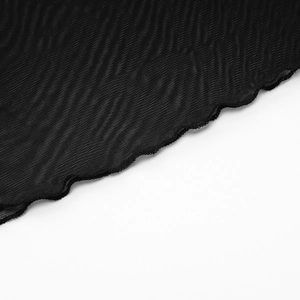 Détail macro du tissu en maille noire transparente avec ourlet ondulé et couture fine