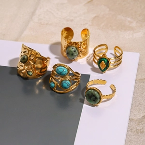 Ensemble de bagues rétro en acier doré avec turquoises naturelles et pierres vertes