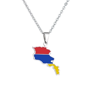 Détail macro du collier pendentif carte Arménie avec couleurs émail rouge bleu jaune