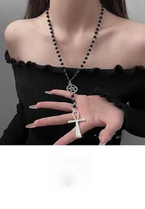 Détail du collier gothique en perles noires avec pentagramme et croix ankh en argent