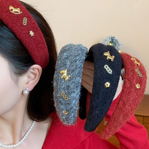 Serre-tête rembourré en maille avec breloques cheval dorées festives en couleurs