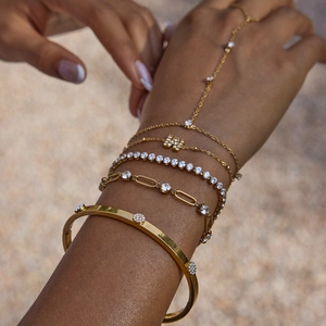 Set di 5 bracciali in acciaio inossidabile dorato con zirconi bianchi e ciondolo a W