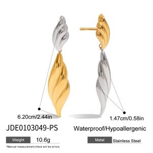 Vue détaillée des boucles d'oreilles bicolores en acier inoxydable de 6,2 cm étanches