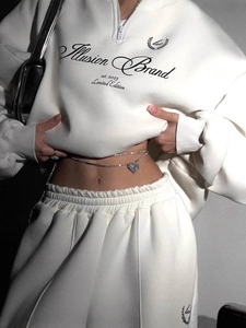 Completo sportivo bianco con felpa a mezza zip e pantaloni jogger con stampa logo