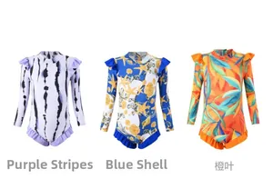 Trois maillots de bain manches longues enfants à rayures violettes, coquillages et feuilles
