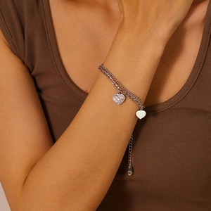 Dettaglio del bracciale a doppio strato in acciaio inossidabile con cuori al polso