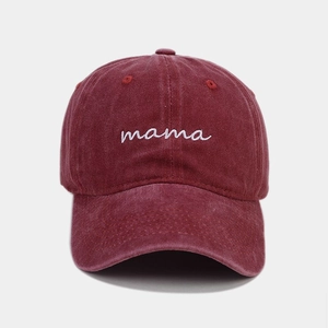 Détail de la broderie mama blanche sur une casquette de baseball en coton rouge délavé