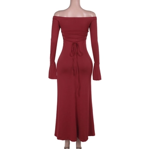 Vue détaillée du dos d'une robe bordeaux à épaules dénudées avec un design élégant à lacets