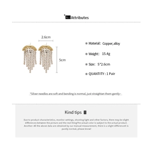 Guide des dimensions des boucles d'oreilles lune à pompons dorés avec mesures en cm