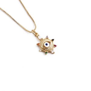 Collier avec pendentif œil maléfique soleil doré et zircons colorés sur chaîne vénitienne