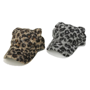 Dettaglio di cappelli leopardati con graziose orecchie di gatto in peluche per l'inverno