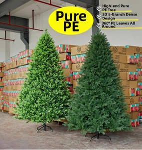 Dettaglio dei rami in PE ad alta densità a 5 punte su un realistico albero di Natale verde
