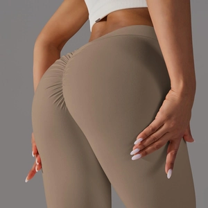 Détail du legging de yoga taille haute avec design scrunch butt pour un effet galbant