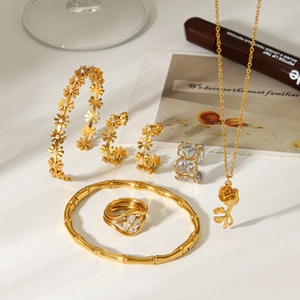 Exquisite gold-plated floral jewelry set with daisy earrings and rose pendant necklace