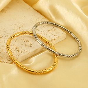 Vue détaillée des bracelets de perles en acier inoxydable doré 18K et argenté de style bambou