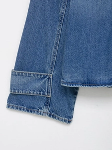 Detailansicht der Jeansjacke mit Fokus auf Manschettennähte und Denim-Textur