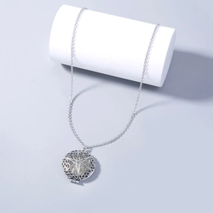 Dettaglio della collana con medaglione rotondo traforato argento e perla luminosa interna
