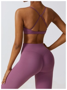 Vue détaillée de l'ensemble de yoga bordeaux avec brassière croisée et legging taille haute