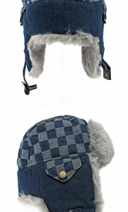 Vue détaillée du bonnet aviateur en jean avec motif damier et doublure en fourrure