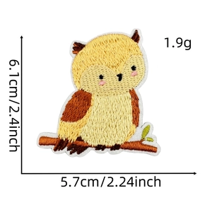 Dettaglio toppa ricamata gufo con dimensioni 6,1x5,7cm e peso di 1,9g
