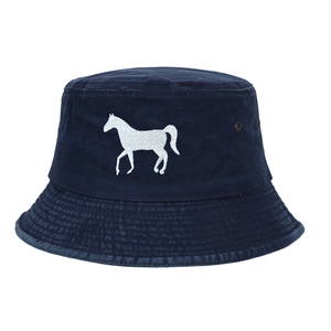 Vue détaillée de la broderie cheval et des œillets sur le chapeau bob bleu marine