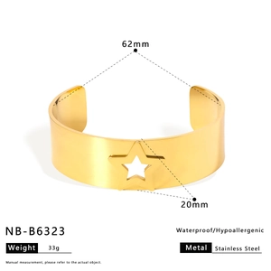 Bracelet manchette large doré en acier inoxydable avec découpe étoile et diamètre de 62 mm