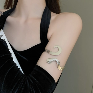 Gros plan détaillé d'un bracelet de bras serpent en argent poli porté sur le bras