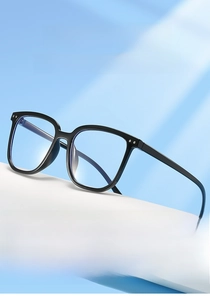 Vue détaillée de lunettes carrées dégradées noires avec accents de points argentés