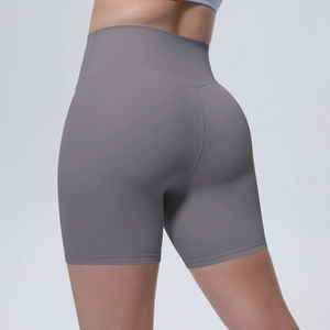 Vue arrière montrant la taille haute et l'effet lifting fessier sur le short de yoga gris
