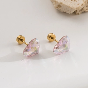 Détail de boucles d'oreilles en cristal rose en forme de cœur avec fermoir à vis doré