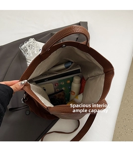 Innenansicht der großen braunen Ledertasche mit viel Stauraum und Reißverschlussfach