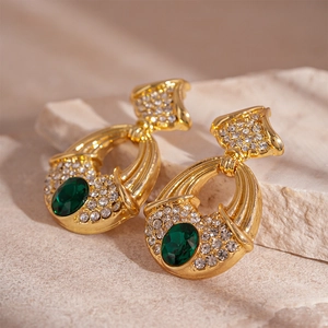 Boucles d'oreilles vintage dorées avec pierre ovale verte et cristaux brillants