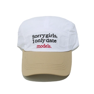 Detail einer 5-Panel-Cap mit Slogan-Stickerei und kontrastierendem khakifarbenem Schirm
